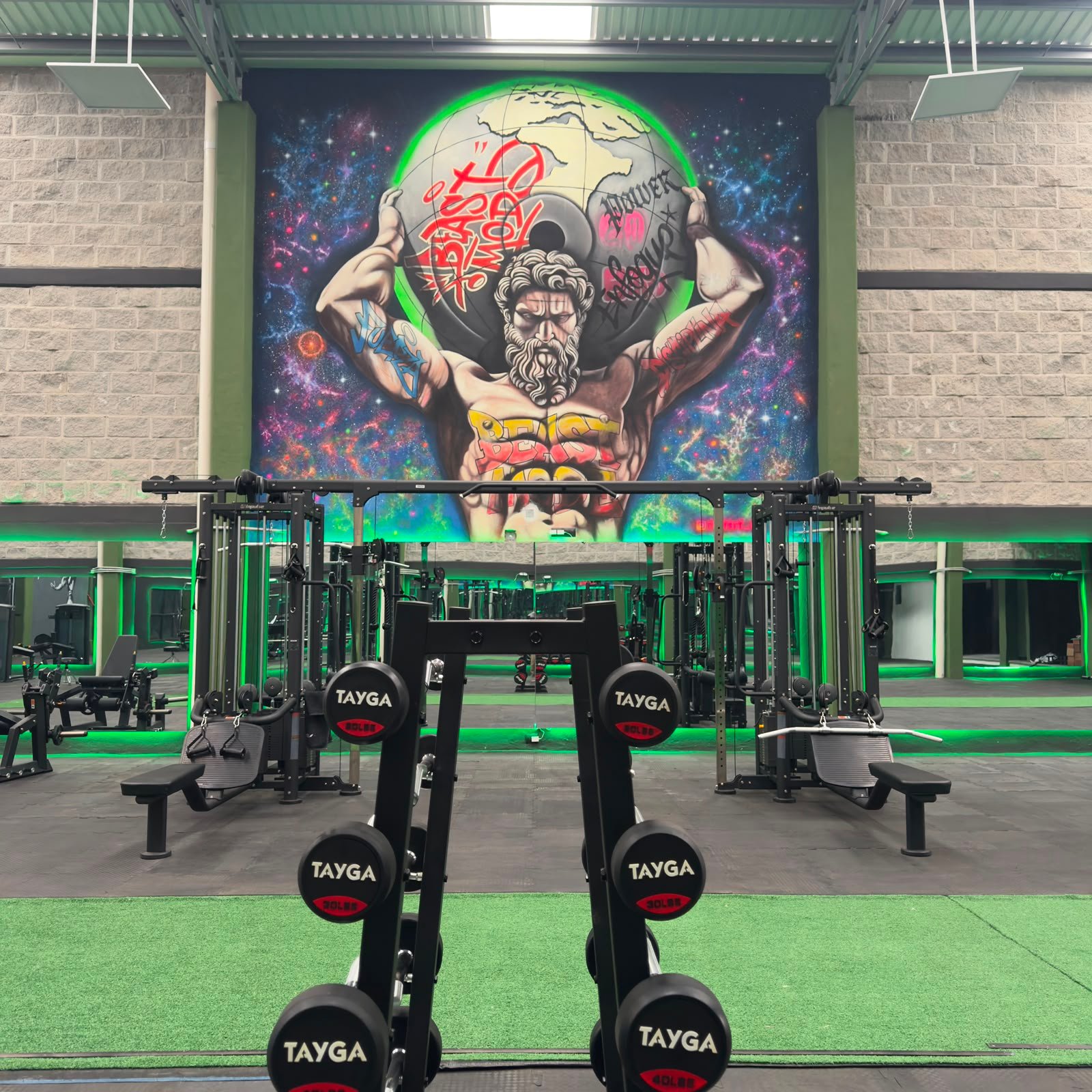 Mural y equipo de fuerza Gasper Gym